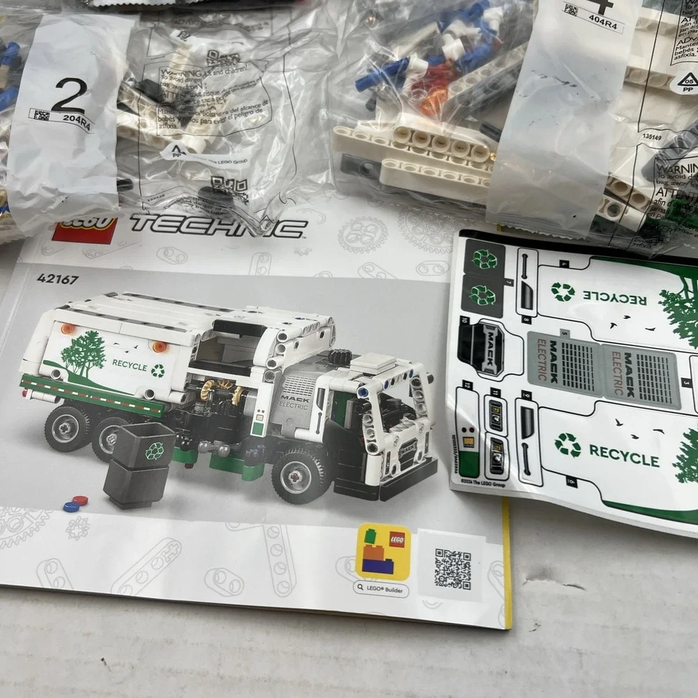LEGO TECHNIC: Mack LR Electric Garbage‎ Truck (42167) - Picture 9 of 9